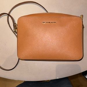 MK Brown cross body purse!!
